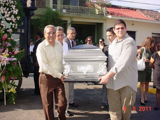 El doctor Ramon Gonzalez, hermanos y sobrinos, cargando ataud con resto de dona Maria del Pilar Navarro